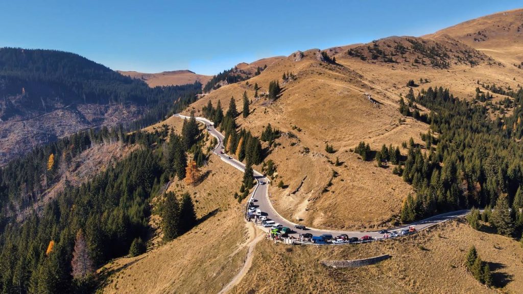 Estrada a 1.925 metros de altitude, a Transbucegi cruza as montanhas Bucegi, consolidando-se como uma das rotas alpinas mais altas e cênicas dos Cárpatos