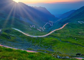 Com 90 km de extensão e curvas a 2.042 metros, a Transfagarasan é o trajeto de asfalto mais cênico e desafiador dos Cárpatos romenos