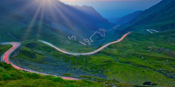 Com 90 km de extensão e curvas a 2.042 metros, a Transfagarasan é o trajeto de asfalto mais cênico e desafiador dos Cárpatos romenos