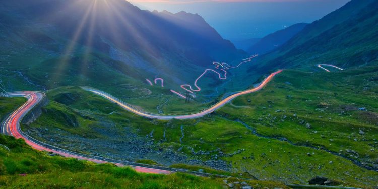 Com 90 km de extensão e curvas a 2.042 metros, a Transfagarasan é o trajeto de asfalto mais cênico e desafiador dos Cárpatos romenos