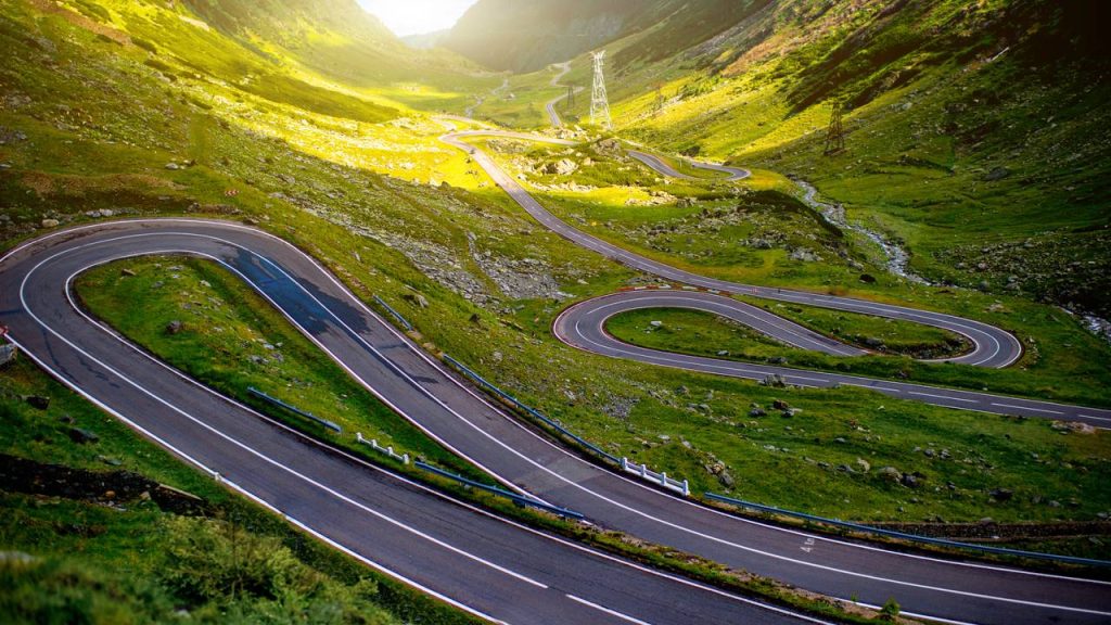 Com 90 km de extensão e curvas a 2.042 metros, a Transfagarasan é o trajeto de asfalto mais cênico e desafiador dos Cárpatos romenos