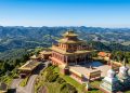 O pacato município sulista que surpreende turistas ao esconder um autêntico e colossal templo budista tibetano no topo da montanha