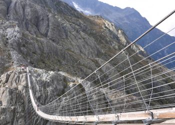 Com 170 metros de extensão e 100 metros de altura, a ponte pênsil na Suíça é um triunfo da engenharia sobre uma geleira ativa