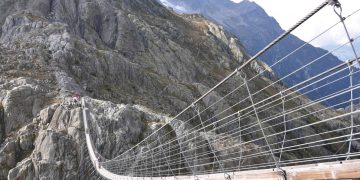 Com 170 metros de extensão e 100 metros de altura, a ponte pênsil na Suíça é um triunfo da engenharia sobre uma geleira ativa