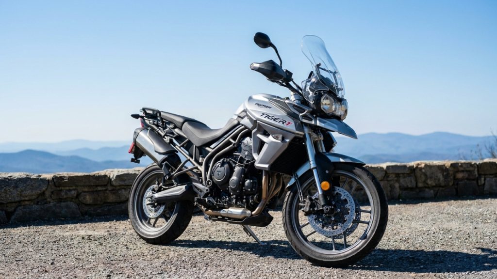 A nova máquina de três cilindros que une a agilidade de uma moto urbana com o fôlego de uma estradeira premium por um valor competitivo
