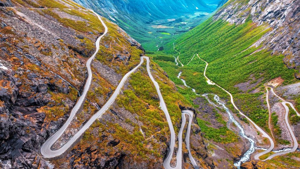A rodovia na Noruega possui inclinação de 10% e 11 curvas fechadas; a estrada vira uma obra de arte da engenharia esculpida em paredões de rocha 