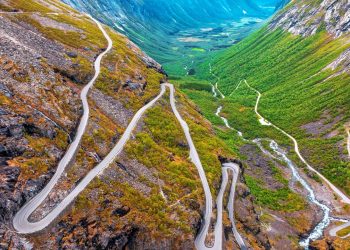 A rodovia Trollstigen sobe 858 metros com 11 curvas fechadas; este é o trajeto de engenharia mais íngreme e icônico da Noruega