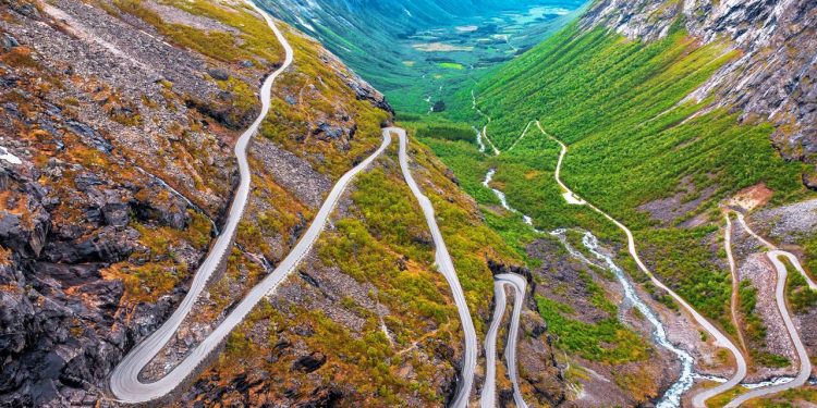 A rodovia Trollstigen sobe 858 metros com 11 curvas fechadas; este é o trajeto de engenharia mais íngreme e icônico da Noruega