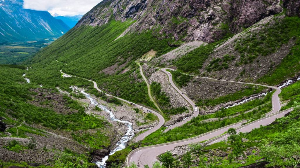 A rodovia Trollstigen sobe 858 metros com 11 curvas fechadas; este é o trajeto de engenharia mais íngreme e icônico da Noruega