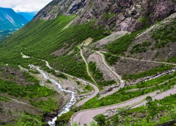 A rodovia na Noruega possui inclinação de 10% e 11 curvas fechadas; a estrada vira uma obra de arte da engenharia esculpida em paredões de rocha
