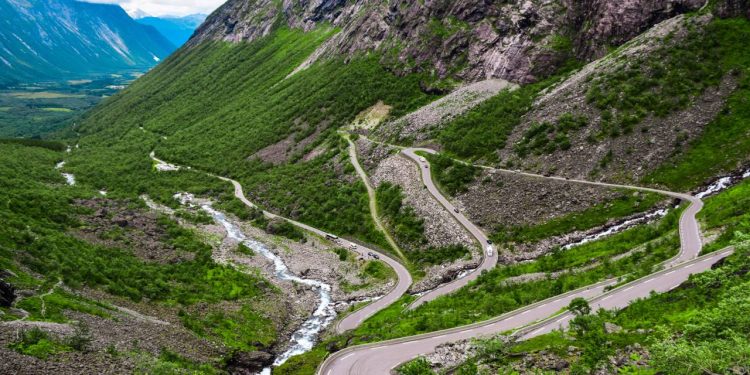 A rodovia na Noruega possui inclinação de 10% e 11 curvas fechadas; a estrada vira uma obra de arte da engenharia esculpida em paredões de rocha