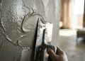 Quanto um gesseiro, um pintor de textura e um instalador de papel de parede cobram pelo m² de acabamento em 2026?