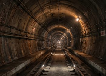 O claustrofóbico túnel japonês mergulhado a 240 metros de profundidade que injeta e expulsa 20 toneladas de água por minuto para impedir o afogamento de trens