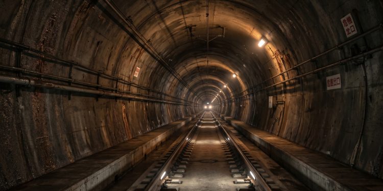 O claustrofóbico túnel japonês mergulhado a 240 metros de profundidade que injeta e expulsa 20 toneladas de água por minuto para impedir o afogamento de trens