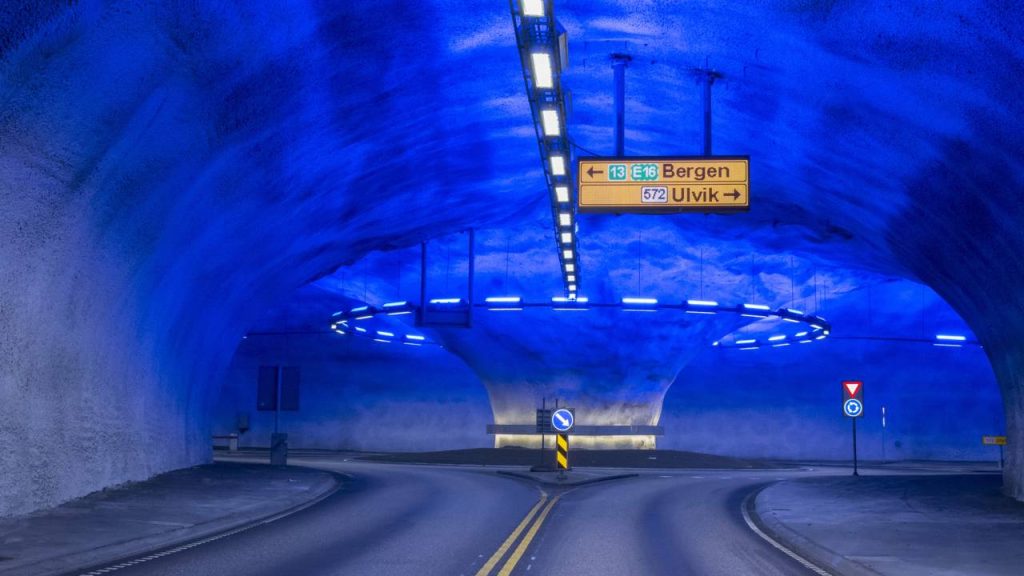 O túnel de 24 quilômetros que demorou 5 anos para ser escavado na rocha e usa ilusões de ótica psicológicas para impedir que motoristas durmam ao volante