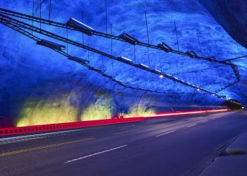 O túnel de 24 quilômetros que demorou 5 anos para ser escavado na rocha e usa ilusões de ótica psicológicas para impedir que motoristas durmam ao volante