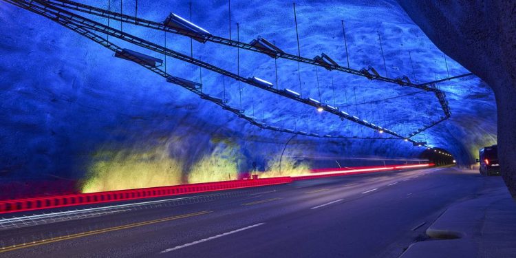 O túnel de 24 quilômetros que demorou 5 anos para ser escavado na rocha e usa ilusões de ótica psicológicas para impedir que motoristas durmam ao volante
