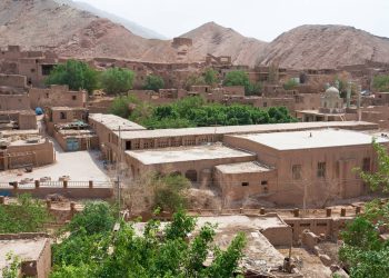 Localizada a 154 metros abaixo do nível do mar, esta cidade oásis milenar desafia o calor extremo do deserto chinês