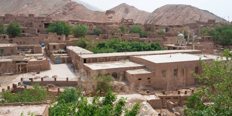 Localizada a 154 metros abaixo do nível do mar, esta cidade oásis milenar desafia o calor extremo do deserto chinês