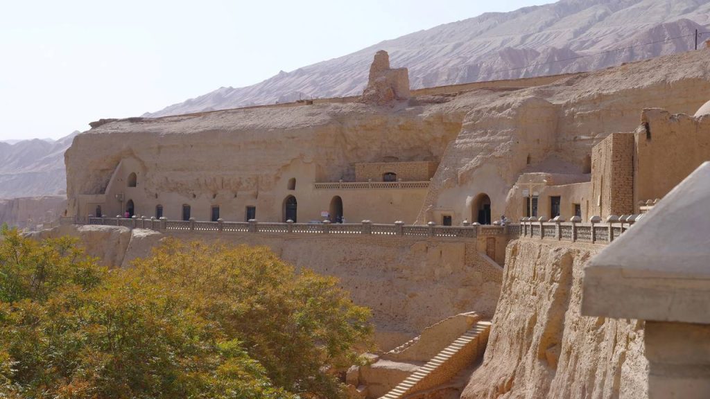 Localizada a 154 metros abaixo do nível do mar, esta cidade oásis milenar desafia o calor extremo do deserto chinês