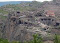 Esculpida há 3.000 anos, a cidade de Uplistsikhe na Geórgia surge como um recorde da arquitetura rupestre e um marco da engenharia antiga