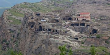 Esculpida há 3.000 anos, a cidade de Uplistsikhe na Geórgia surge como um recorde da arquitetura rupestre e um marco da engenharia antiga