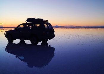 Com mais de 10.500 km² de sal branco e sem marcas de rodagem, este percurso na Bolívia exige GPS para atravessar o deserto infinito