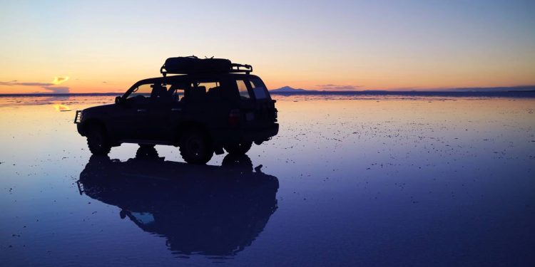 Com mais de 10.500 km² de sal branco e sem marcas de rodagem, este percurso na Bolívia exige GPS para atravessar o deserto infinito