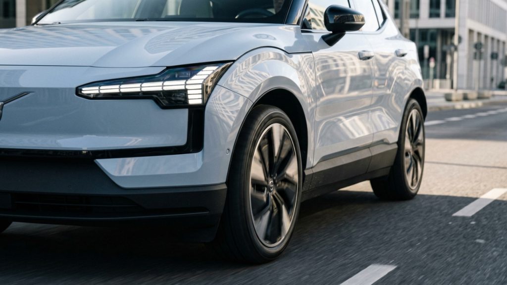 O elétrico pequeno da Volvo que acelera como carro esportivo e coloca luxo compacto em nova fase no Brasil