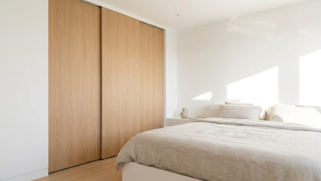 Quanto um carpinteiro cobra para fazer um roupeiro embutido à medida para um quarto de casal em 2026?