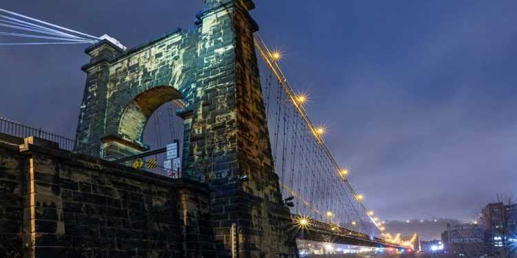 Com 308 metros de vão e inaugurada em 1849, a ponte na Virgínia Ocidental é a travessia suspensa mais antiga em operação para pedestres nos Estados Unidos