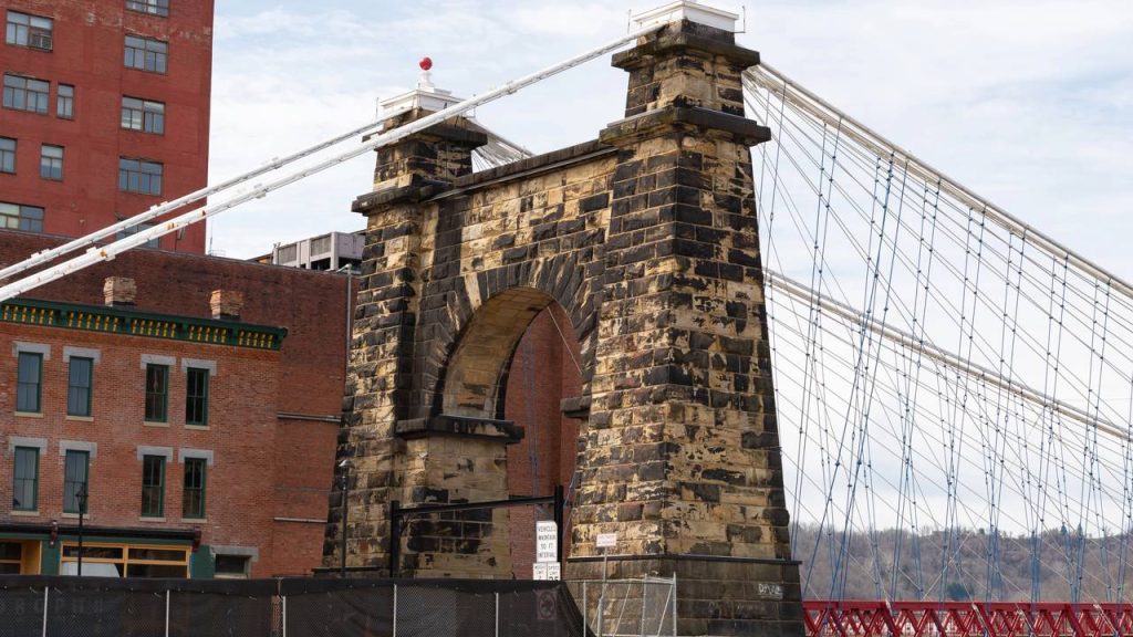 Com 308 metros de vão e inaugurada em 1849, a ponte na Virgínia Ocidental é a travessia suspensa mais antiga em operação para pedestres nos Estados Unidos
