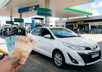 O imponente sedã da Toyota faz mais de 14 km por litro nas ruas e garante zero dores de cabeça com manutenção custando menos de 80 mil reais nas revendas
