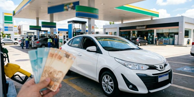 O imponente sedã da Toyota faz mais de 14 km por litro nas ruas e garante zero dores de cabeça com manutenção custando menos de 80 mil reais nas revendas