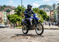 A valente moto aventureira da Yamaha atinge 35 km com 1 litro de gasolina e ignora o asfalto esburacado entregando muita segurança por 25 mil reais
