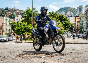 A valente moto aventureira da Yamaha atinge 35 km com 1 litro de gasolina e ignora o asfalto esburacado entregando muita segurança por 25 mil reais