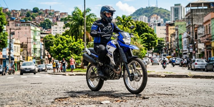 A valente moto aventureira da Yamaha atinge 35 km com 1 litro de gasolina e ignora o asfalto esburacado entregando muita segurança por 25 mil reais