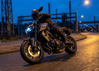 Visual radical e tecnologia de rali marcam a nova geração da naked que é o pesadelo das concorrentes no asfalto