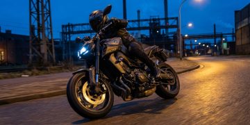 Visual radical e tecnologia de rali marcam a nova geração da naked que é o pesadelo das concorrentes no asfalto