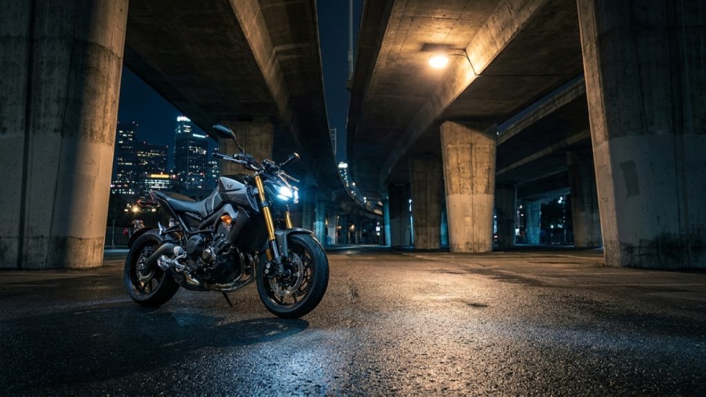 Visual radical e tecnologia de rali marcam a nova geração da naked que é o pesadelo das concorrentes no asfalto