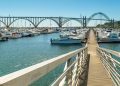 Com seus 995 metros de extensão e arcos monumentais de aço e concreto, a ponte de 1936 virou o maior cartão-postal da costa do Oregon e marco da engenharia