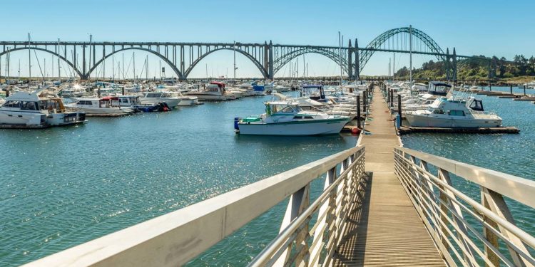 Com seus 995 metros de extensão e arcos monumentais de aço e concreto, a ponte de 1936 virou o maior cartão-postal da costa do Oregon e marco da engenharia