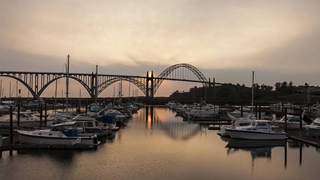 Com seus 995 metros de extensão e arcos monumentais de aço e concreto, a ponte de 1936 virou o maior cartão-postal da costa do Oregon e marco da engenharia