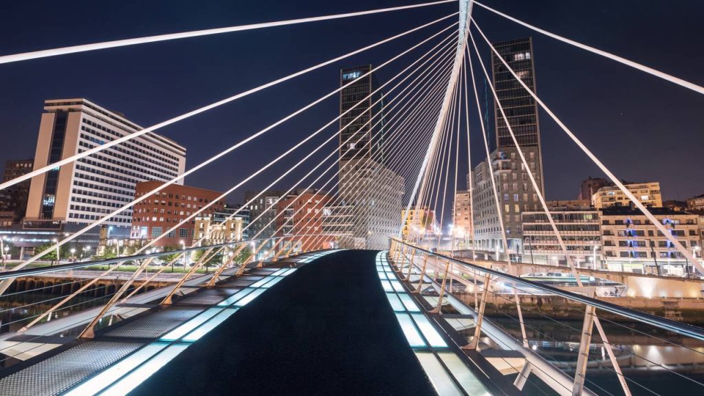 Com 75 metros de vão, a ponte Zubizuri de Calatrava em Bilbao virou um ícone da arquitetura basca moderna sobre o rio Nervión