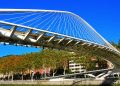 Com 75 metros de vão, a ponte Zubizuri de Calatrava em Bilbao virou um ícone da arquitetura basca moderna sobre o rio Nervión