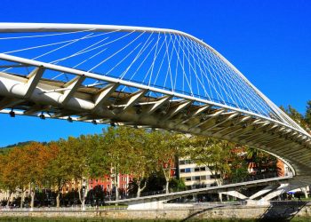 Com 75 metros de vão, a ponte Zubizuri de Calatrava em Bilbao virou um ícone da arquitetura basca moderna sobre o rio Nervión