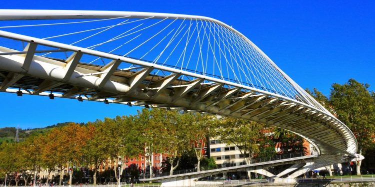 Com 75 metros de vão, a ponte Zubizuri de Calatrava em Bilbao virou um ícone da arquitetura basca moderna sobre o rio Nervión