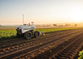 Estados Unidos, Brasil e Austrália trocam os tratores fumarentos de 15 toneladas por exércitos de pequenos robôs agrícolas alimentados a energia solar que plantam sementes milimetricamente