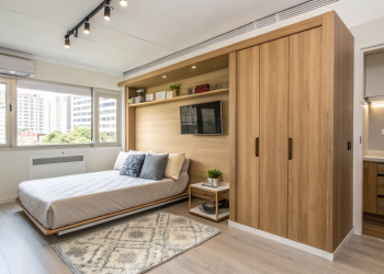 Este estúdio de 30 metros quadrados parece gigante, tem cama invisível e cozinha embutida para morar no centro com um luxo absurdo
