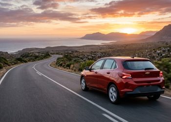 Chevrolet Onix virou referência entre hatches porque combina motor turbo, porta-malas de 275 litros e rotina sem sustos